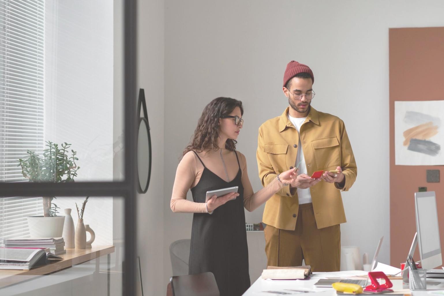 Teilnehmer arbeiten gemeinsam an Finanzanalysen mit digitalen Tools