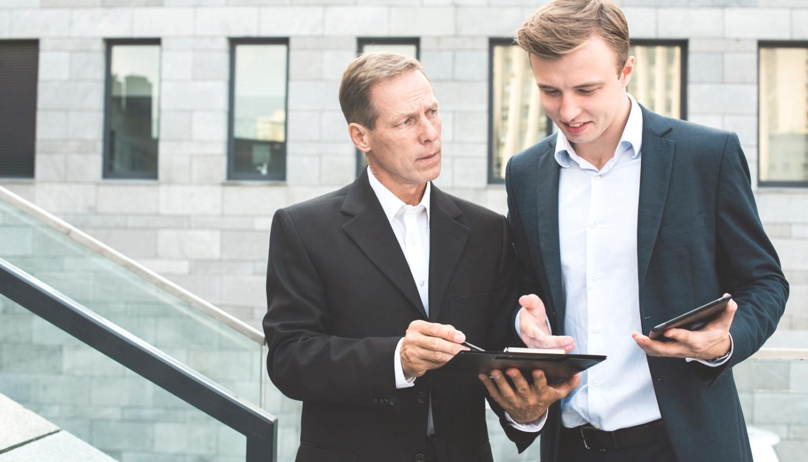 Modernes Büroumfeld mit Technologie-Fokus